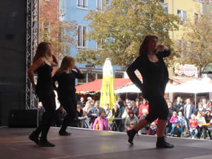 Der Marktplatz füllte sich reichlich beim Tanzprogramm des Show-Balletts