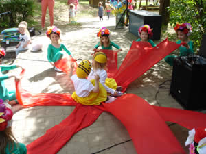 Frühlingstanz im Kindergarten Anne Frank