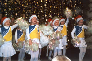 Die Little Tiger Paws mit einem Cheerleader-Weihnachtstanz